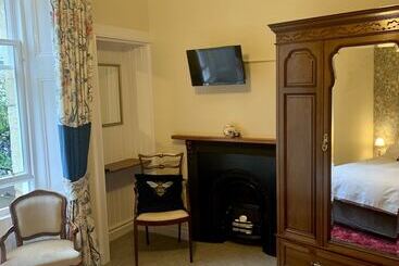هتل Leven House Bed And Breakfast
