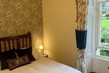 هتل Leven House Bed And Breakfast