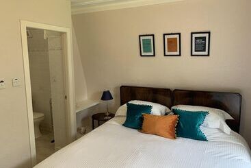 هتل Leven House Bed And Breakfast