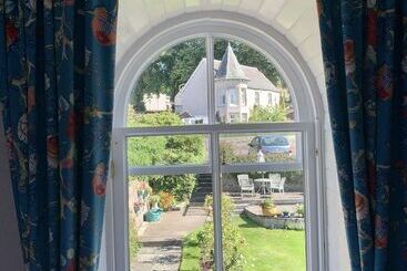 هتل Leven House Bed And Breakfast