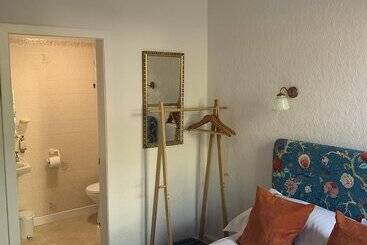 هتل Leven House Bed And Breakfast