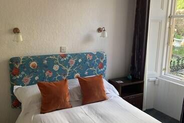 هتل Leven House Bed And Breakfast