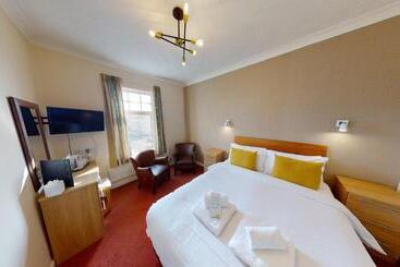 هتل Marine Lodge