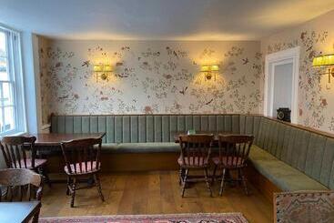 هتل The Bull Inn