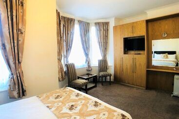 Ilfracombe House Hotel   Near Cliffs Pavilion