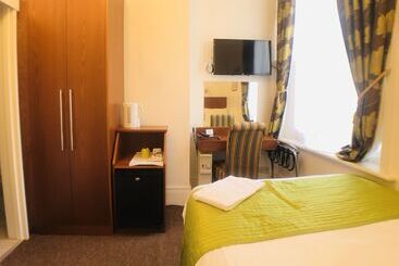 Ilfracombe House Hotel   Near Cliffs Pavilion