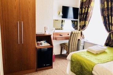 Ilfracombe House Hotel   Near Cliffs Pavilion