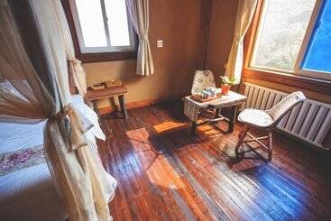 تختخواب و صبحانه Guyue Caotang Inn