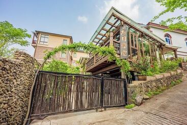 تختخواب و صبحانه Guyue Caotang Inn