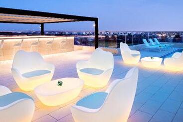 هتل Holiday Inn Dubai Al Maktoum Airport, An Ihg