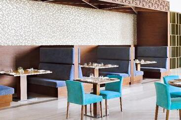 هتل Holiday Inn Dubai Al Maktoum Airport, An Ihg