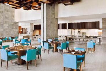 هتل Holiday Inn Dubai Al Maktoum Airport, An Ihg