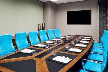 هتل Holiday Inn Dubai Al Maktoum Airport, An Ihg