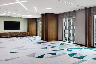 هتل Holiday Inn Dubai Al Maktoum Airport, An Ihg