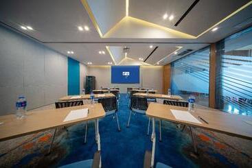 هتل Holiday Inn Express Pinghu, An Ihg