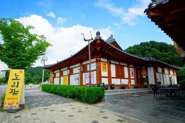 פנסיון Norijam Hanok Traditional House Two