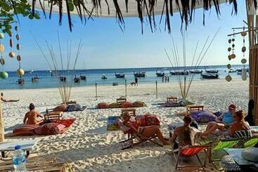 هتل Daya Beach, Lipe Local