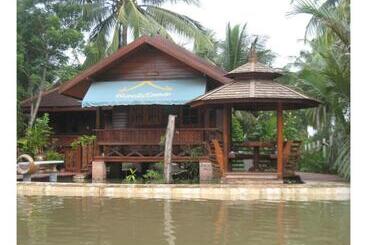 هتل Baansuan Amphawan Resort