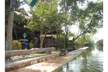 هتل Baansuan Amphawan Resort