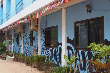 هتل Sunset Buri Hostel
