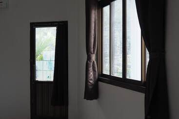 هتل Sunset Buri Hostel