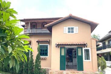 هتل The Color Resort Amphawa