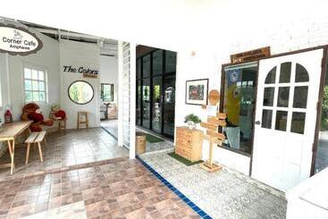 هتل The Color Resort Amphawa