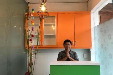 هتل The Colour Hostel