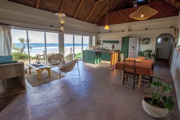 Pura Vida Tofo Beach House
