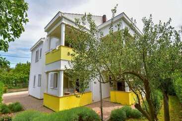 Spacious Apartment In Sukosan With Balcony