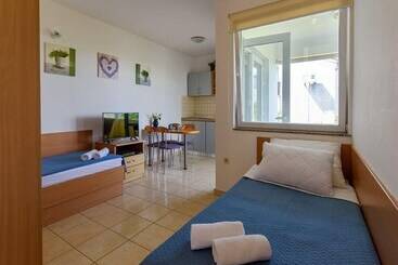 Spacious Apartment In Sukosan With Balcony
