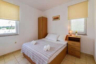 Spacious Apartment In Sukosan With Balcony