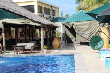 Thamole Lodge