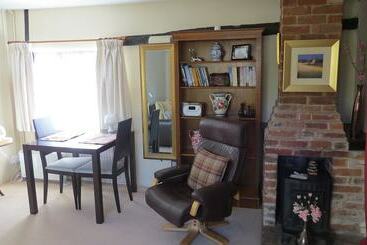 تختخواب و صبحانه Greyhound Cottage