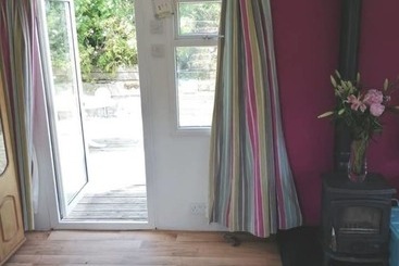 Midden Manor Country Stay On A Working Dairy Farm