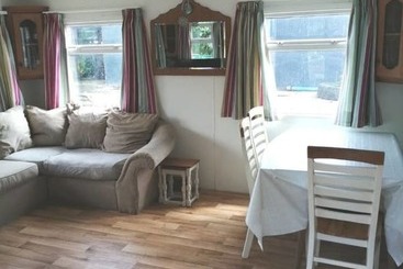 Midden Manor Country Stay On A Working Dairy Farm