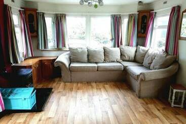 Midden Manor Country Stay On A Working Dairy Farm