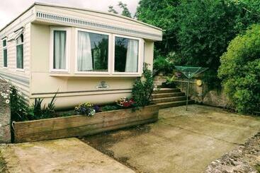 Midden Manor Country Stay On A Working Dairy Farm