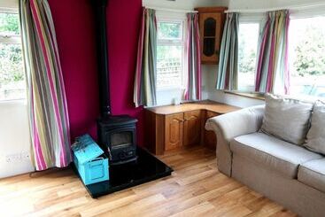 Midden Manor Country Stay On A Working Dairy Farm