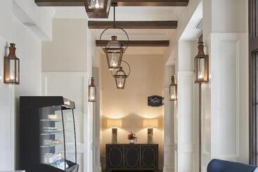 هتل The Inn At Meadowbrook