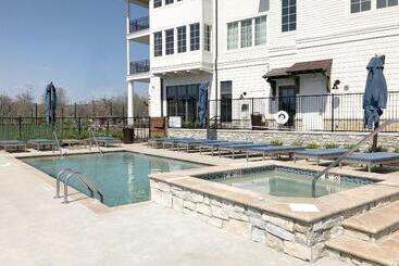 هتل The Inn At Meadowbrook