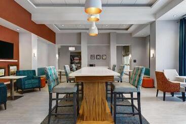 هتل Hampton Inn & Suites By Hilton Belleville