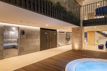 هتل Holiday Inn Yerevan   Republic Square, An Ihg