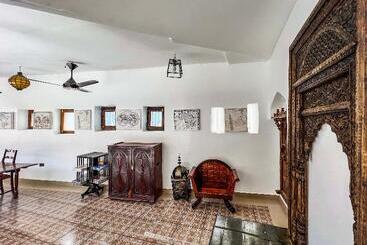 پانسیون Zanzi House