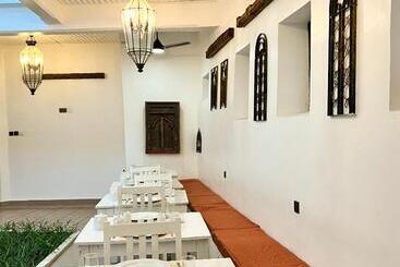 پانسیون Zanzi House