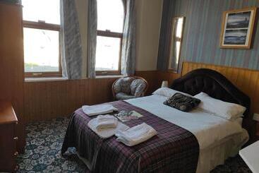 هتل All Seasons Guest House