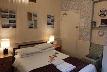 هتل All Seasons Guest House