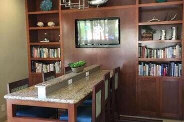 هتل Best Western Plus South Coast Inn