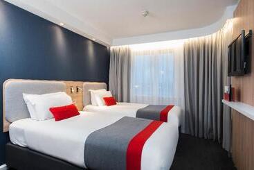 هتل Holiday Inn Express London Luton Airport, An Ihg