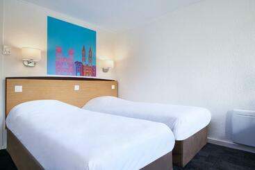 هتل Kyriad Direct Evreux